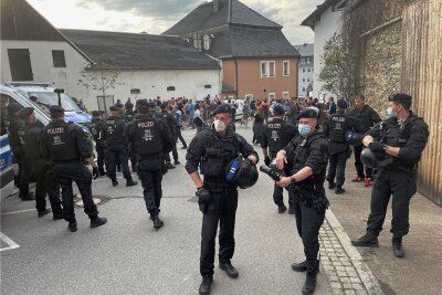Polizisten gebissen: Ehemalige Zwönitzer Stadträtin muss zur Anti-Aggressions-Therapie - Ein Bild vom 10. Mai in Zwönitz. Zahlreiche Beamte waren damals im Einsatz, als die Situation aus dem Ruder geraten ist. Acht Polizisten wurden verletzt. 