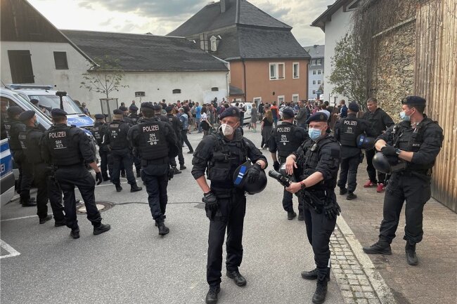 Ein Bild vom 10. Mai in Zwönitz. Zahlreiche Beamte waren damals im Einsatz, als die Situation aus dem Ruder geraten ist. Acht Polizisten wurden verletzt. 