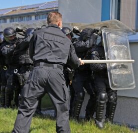 Polizisten proben in Zwickau den Ernstfall: "Versuchen, den Lärm so gering wie möglich zu halten" - Vorbereitung auf den Ernstfall: Der Einsatzzug der Polizeidirektion Zwickau bei einer früheren Übung. 