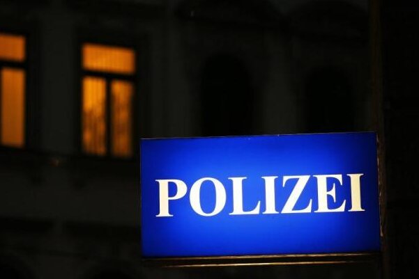 Polizisten retten Mann das Leben - Ein aufmerksamer Zeuge und zwei Polizisten haben in der Nacht zum Mittwoch einem Mann in Lunzenau das Leben gerettet. 