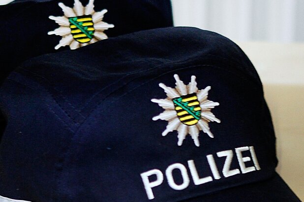 Polizisten stellen gestohlenen Mercedes fest - 