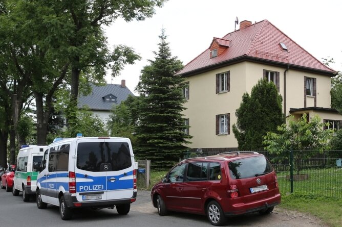 Polizisten stürmen Wohnungen der Rocker-Gang "Härte Plauen" - In diesem Haus im Plauener Norden durchsuchten Polizisten am Mittwoch eine Wohnung. 