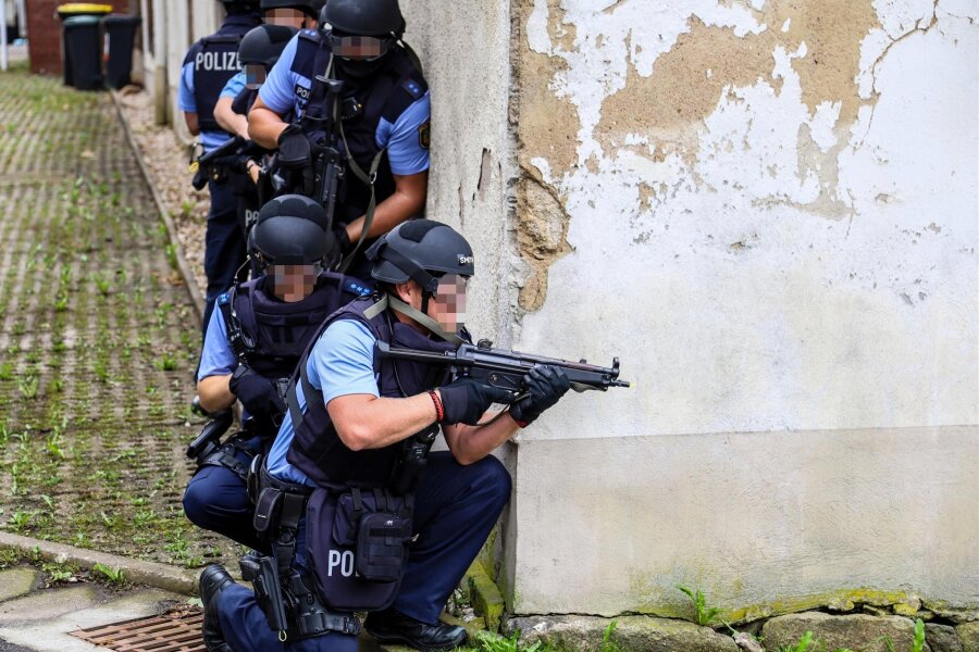 Polizisten trainieren in Aue angenommenen Amoklauf - Die Einsatzkräfte bereiten sich darauf vor, weiter zum Täter vorzudringen.
