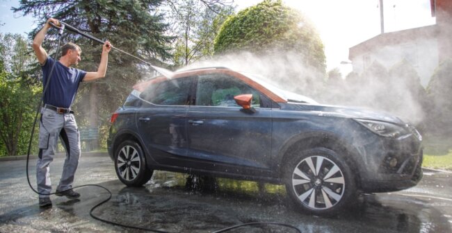 Keinen Schwamm benutzen! Vor der Autowaschanlage von Besitzer Ron Riediger wird der Pollenstaub von den Autos vor der eigentlichen Wäsche mit viel Wasser weggespült.Foto: Ronny Küttner