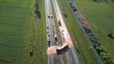 Polnische Autobahn nach Lkw-Unfall in Schokolade getaucht - 