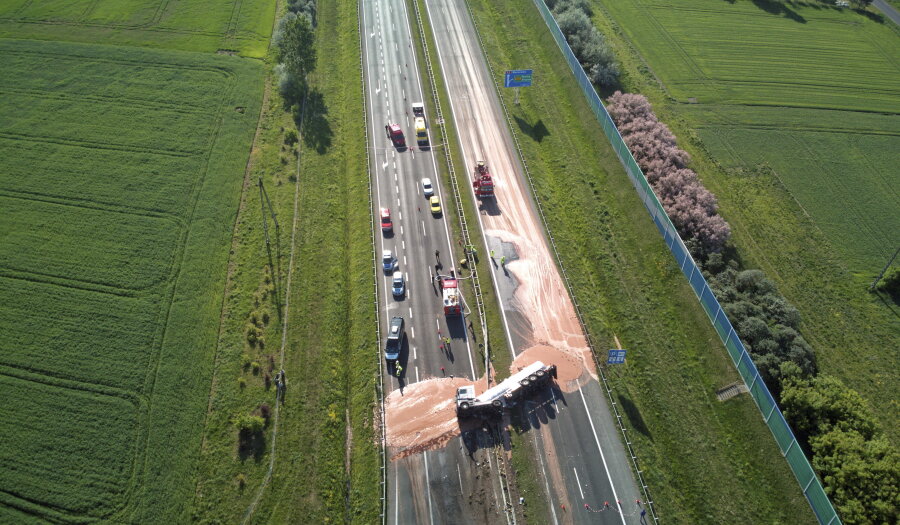 Polnische Autobahn nach Lkw-Unfall in Schokolade getaucht - 
