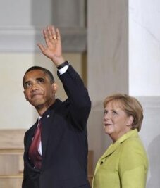 Pop, Paraden, Politik: Das Phänomen der Emotionen - Die Kanzlerin sonnte sich im Licht des neuen Stars: Barack Obama bei seinem Dresden-Besuch.
