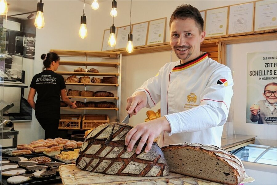Pop-up-Brotladen in Aue bleibt dauerhaft - Bäckermeister Alexander Schellenberger halbiert ein Natursauerteigbrot in seinem Laden auf dem Zeller Berg. Dort gibt es nun dauerhaft Brötchen, Kuchen und Brote. 