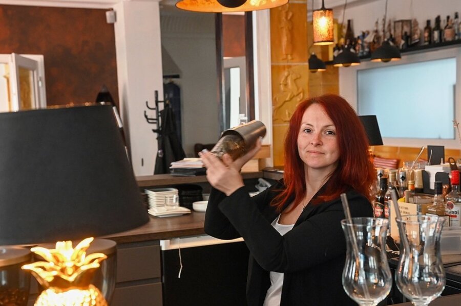 Jasmin Neubert, die Gründerin und Inhaberin eines Unternehmens für Party- und Feierdienstleistungen, arbeitet auch mit dem Besitzer des Café Rhinos in Limbach-Oberfrohna zusammen und mixt etwa Cocktails. 