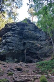 Poppenstein und tolle Weitblicke locken - Der Poppenstein am Nordufer der Talsperre Werda besteht aus rund 500 Millionen Jahre altem Frucht- oder Knotenschiefer. 