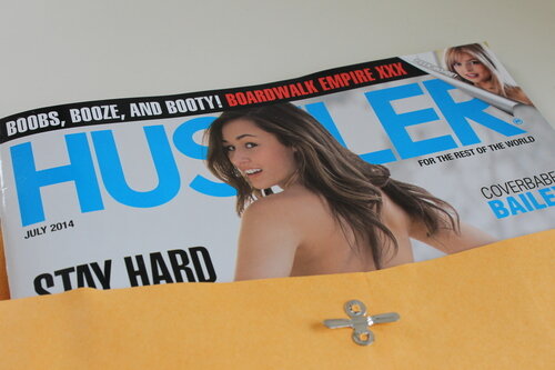 Ein Hustler-Magazin liegt am 18.04.2014 in einem geöffneten Briefumschlag auf einem Schreibtisch in Washington. 