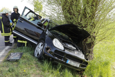 Porsche-Fahrer bei Unfall in Gersdorf schwer verletzt - Der Fahrer eines Porsche kam am Ortsausgang Gersdorf von der Fahrbahn ab und stieß gegen einen Baum.