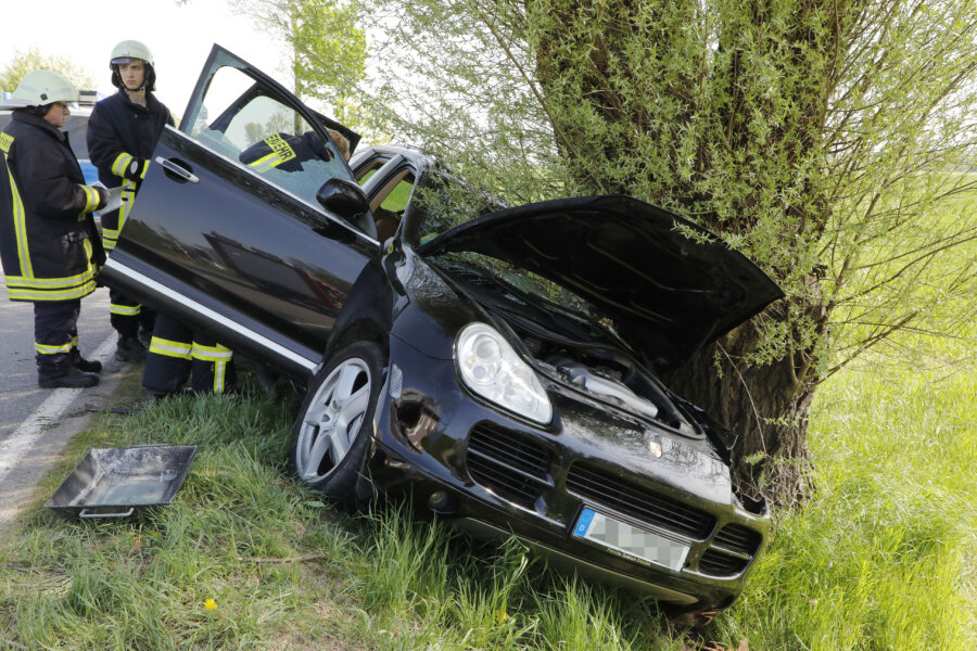 Porsche-Fahrer bei Unfall in Gersdorf schwer verletzt - Der Fahrer eines Porsche kam am Ortsausgang Gersdorf von der Fahrbahn ab und stieß gegen einen Baum.
