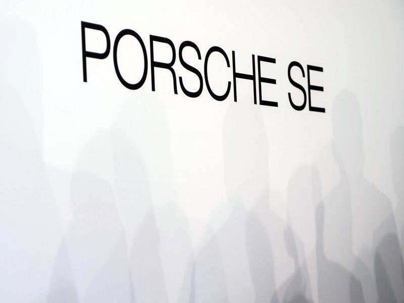 Porsche plant zusätzliche Corona-Nachholschichten -             Der Schriftzug der Porsche SE ist auf einer Wand zu sehen.