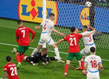 Portugal mit "Schmerz und Schweiß" zum glücklichen Sieg - Portugal kam durch ein Eigentor des tschechischen Verteidigers Robin Hranac (M) zum Ausgleich.