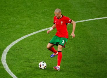 Portugal mit "Schmerz und Schweiß" zum glücklichen Sieg - Pepe löste Torwart-Legende Gabor Kiraly als ältesten EM-Teilnehmer ab.