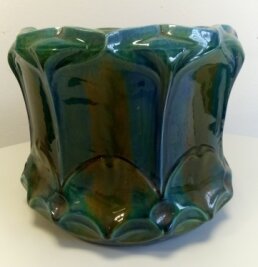 Porzellan aus Neukirchen bei Sammlern sehr begehrt - Ein farbig glasierter Blumentopf aus Majolika. 