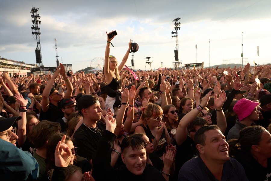 Positive Bilanz bei Rock im Park und Rock am Ring - Fans feiern den Auftritt der kanadischen Rockband “Billy Talent“ beim Open-Air-Festival "Rock am Ring".