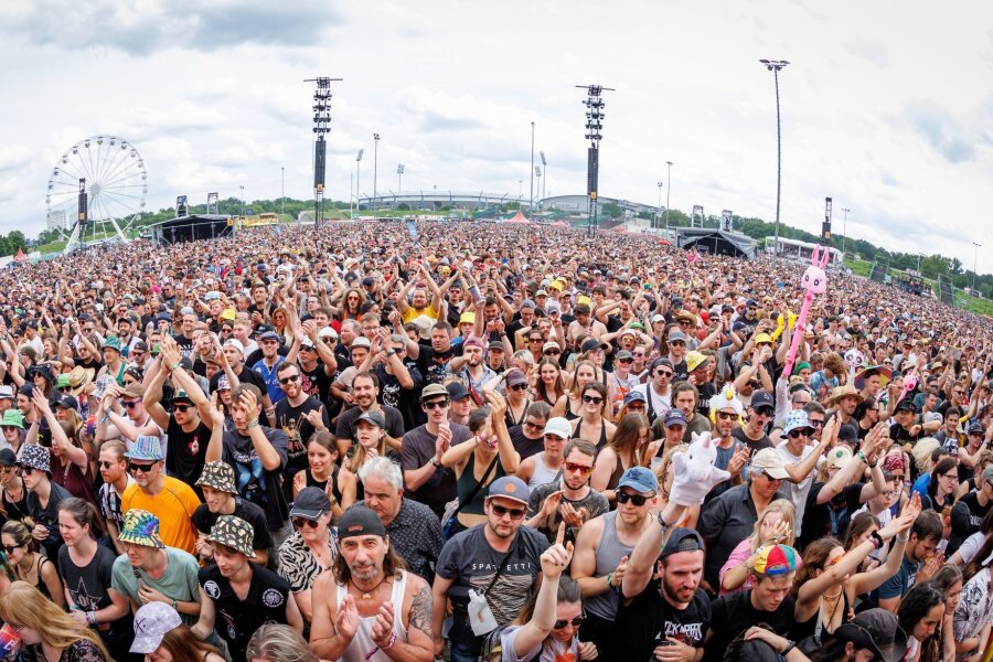 Positive Bilanz bei Rock im Park und Rock am Ring - Zahlreiche Zuschauer verfolgen ein Konzert beim Open-Air-Festival "Rock im Park".