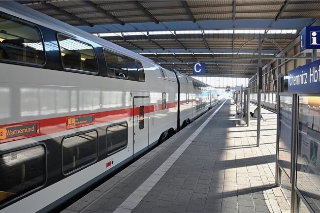 Ohne Fahrgäste: Der Intercity nach Rostock wird jeden Morgen erst aus Dresden nach Chemnitz gebracht. Abends geht es leer zurück. 