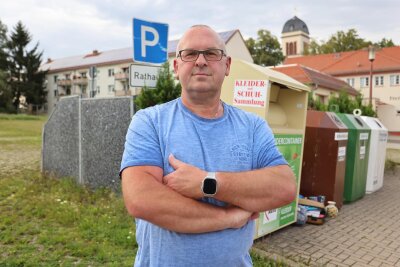 Posse um Glascontainer in Zwickau: Lärmschutzwand jetzt völlig sinnlos - Anwohner Mario Schmidt hat schon einiges mit den Glas-und Abfallcontainern mitgemacht. Warum sie jetzt wieder auf der anderen Seite der Schallschutzwand stehen, ist für ihn unverständlich.
