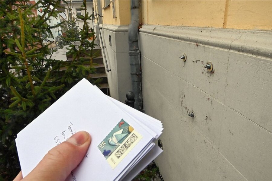 Post baut vor und Briefkästen vor Silvester ab - Um Schäden durch unsachgemäß genutzte Feuerwerkskörper zu verhindern, hat die Post auch den Briefkasten am Rathaus Hainichen abgebaut. 