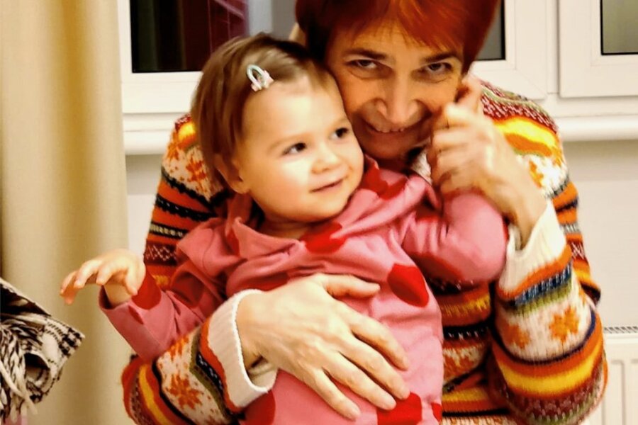 Post für Freiberg aus Cherson: Drei Frauen, eine Freundschaft und der Ukraine-Krieg - Die Ukrainerin Irina mit ihrer Enkeltochter Dascha in Kiew - Wiedersehen nach acht Monaten. Irina nahm die gefährliche Reise zu ihren drei Kindern auf sich - zu groß waren die Sehnsucht und der Wunsch, sie endlich wieder in die Arme zu schließen.