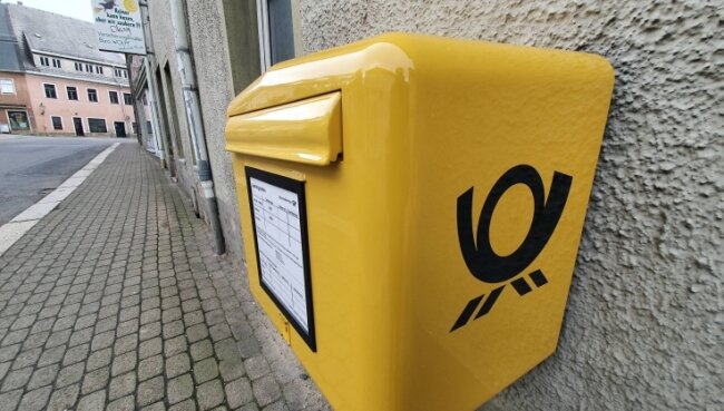 Post lenkt ein im Disput um Briefkasten - An der Ecke Lange Straße/Ludwig-Würkert-Straße hängt wieder ein Briefkasten. 