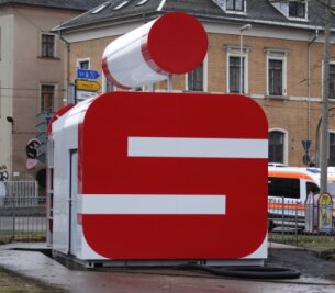 Post von der Sparkasse Zwickau - Was Kunden jetzt wissen müssen - Der sogenannte Sparkassen-Cube neben dem Haus der Sparkasse an der Crimmitschauer Straße. 