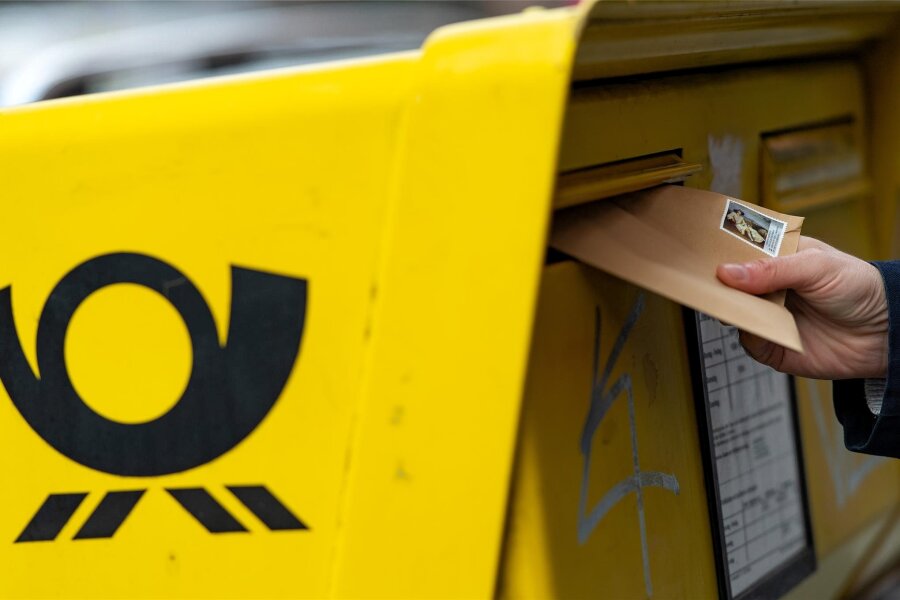 Postbriefkasten in Wilkau-Haßlau mit Böller gesprengt: Was passiert mit dem Inhalt? - Die Polizei beziffert den Sachschaden am Briefkasten auf rund 500 Euro.