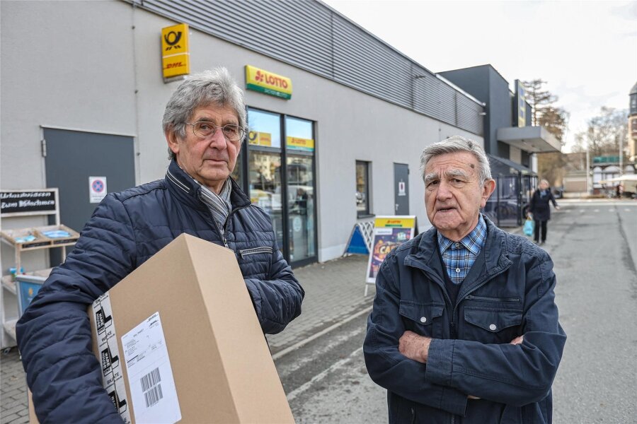 Postfiliale im Chemnitzer Flemminggebiet schließt: Anwohner verzweifelt - Günter Meyer (links) und Christian Köhler beklagen wie viele andere Bewohner im Flemminggebiet, dass die Postfiliale neben dem Edeka-Supermarkt schließt.