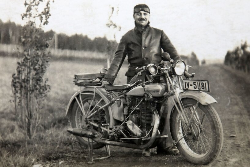 Hellmuth Gretschel mit seiner Maschine. Im Nachlass des leidenschaftlichen Motorradfahrers fand sich eine besondere Postkarte. 