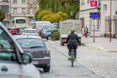 Poststraße in Aue: Stadt will Parkplätze vergrößern - Oft strak frequentiert: die Poststraße in Aue. 