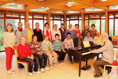 Postwurfsendung läutet 40-jährige Chorgeschichte in Oberwiesenthal ein - Chorleiter Bernd Barthel gibt seit 40 Jahren beim Chorensemble die Takte am Klavier vor. 