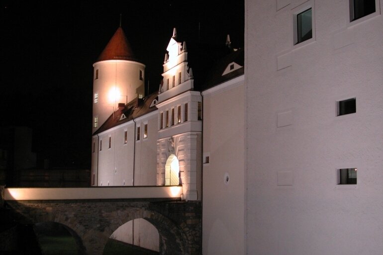 <p class="artikelinhalt">Schatten über Schloss Freudenstein: Der Sächsische Rechnungshof hat Mängel bei der Fördermittelvergabe für die 2008 beendete Sanierung des Komplexes festgestellt und Rückforderungen angemahnt. </p>