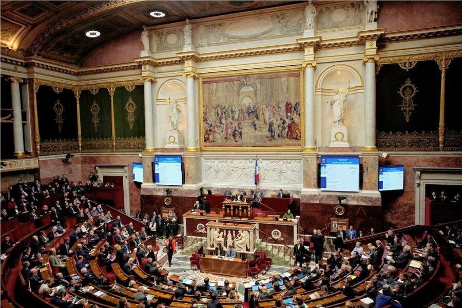 Präsident Macron bleibt bei der Rentenreform hart - Abgeordnete versammeln sich in der Nationalversammlung in Paris. Das Plenum hat am Dienstag die Prüfung des umstrittenen Gesetzesvorhabens der Regierung für eine Rentenreform begonnen. 