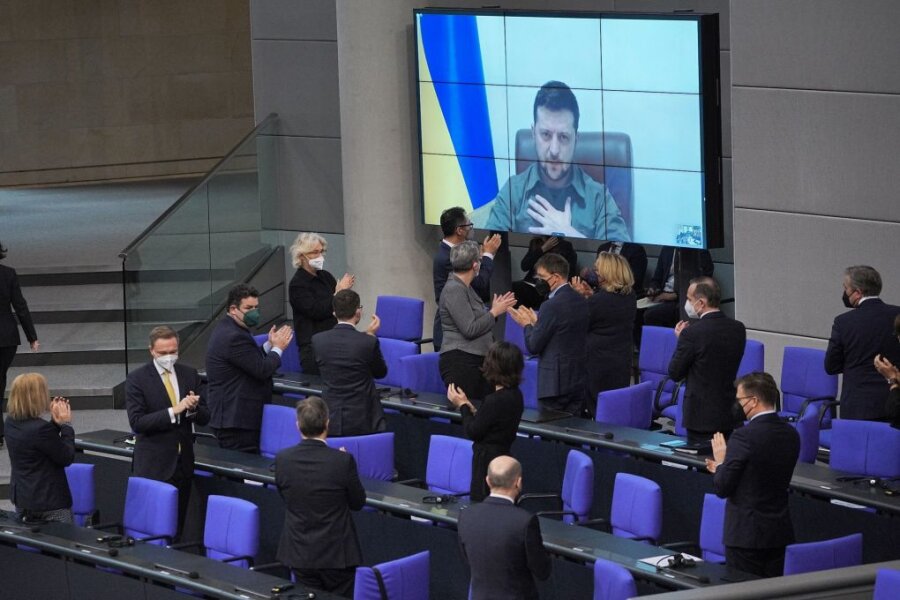 Der ukrainische Präsident Wolodymyr Selenskyj spricht per Video zu den Abgeordneten im Bundestag.