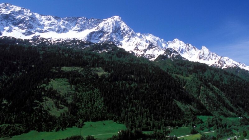 Präzision auf dem Abstellgleis - Gotthard-Massiv in den Schweizer Alpen. Hier führt der längste Eisenbahntunnel der Welt durch, der die Lkw-Kolonnen durch die Bergwelt verringern soll. Doch der notwendige Ausbau des Schienennetzes in Deutschland und Italien wird wohl noch Jahrzehnte dauern.