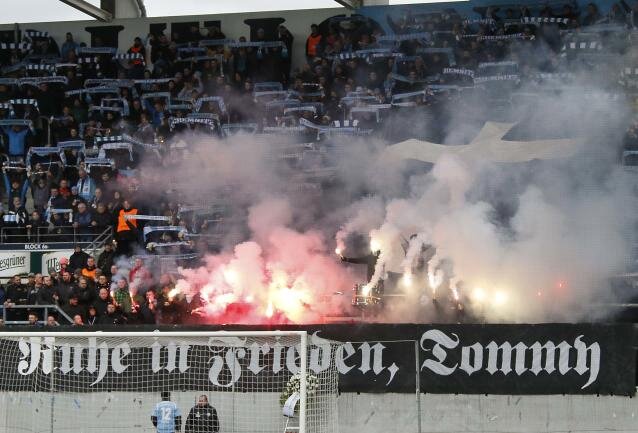 CFC-Fans gedachten beim Spiel am Samstag eines verstorbenen Chemnitzers, der der Hooligan- und Neonazi-Szene angehörig galt. 