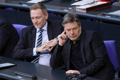 Praktikable Ideen für wirtschaftlichen Aufschwung nötig - Bundesfinanzminister Christian Lindner ( FDP, l.) und Bundeswirtschaftsminister Robert Habeck ( Grüne) im Bundestag.