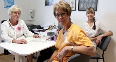Praxis auf dem Brünlasberg gerettet - Dr. Sylvia Reich macht als Hausärztin weiter. Unterstützt wird sie unter anderem von den Schwestern Susann Weißbach und Ramona Dettmer (von links). Nicht im Bild: Ihre Kollegin Dr. Anna Schuller.