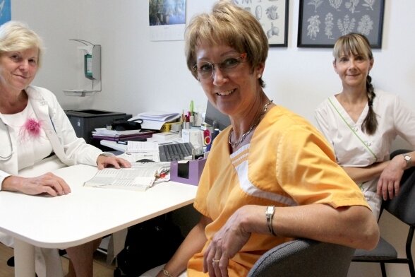 Dr. Sylvia Reich macht als Hausärztin weiter. Unterstützt wird sie unter anderem von den Schwestern Susann Weißbach und Ramona Dettmer (von links). Nicht im Bild: Ihre Kollegin Dr. Anna Schuller.