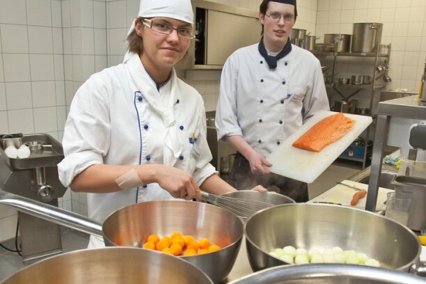 Carry Büttner und Mathias Knoll vertraten das Schneeberger Berufsschulzentrum beim Jugendwettbewerb für drei Berufe in der Küche. 