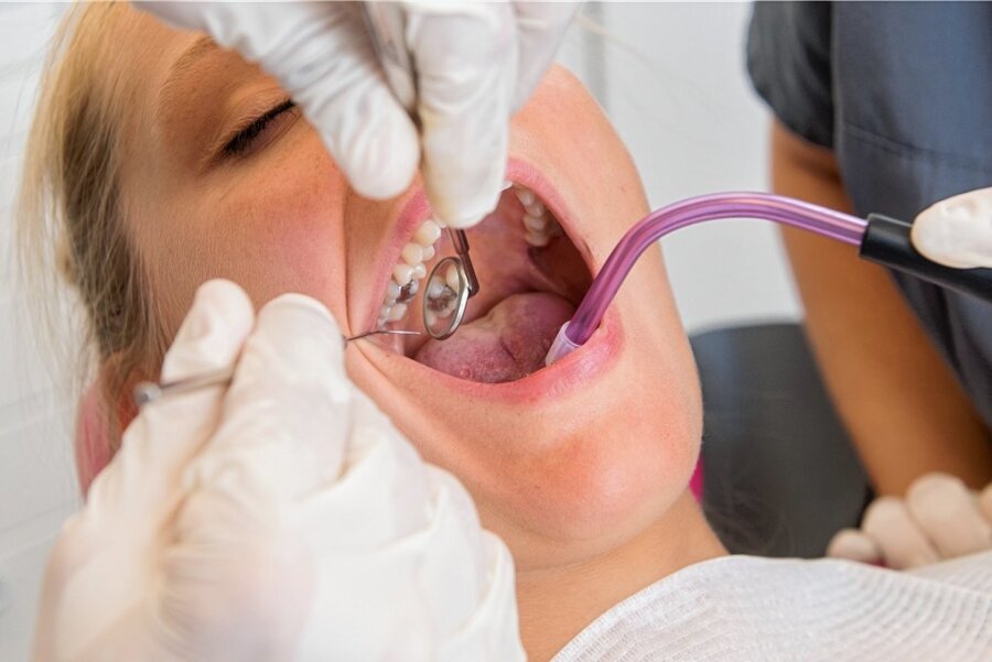 Praxissterben bei Zahnärzten im Reichenbacher Raum: "Die Situation wird dramatisch" - Wenn eine Praxis schließt, müssen sich die Patienten einen neuen Zahnarzt suchen. Das wird im nördlichen Vogtland zunehmend zum Problem.