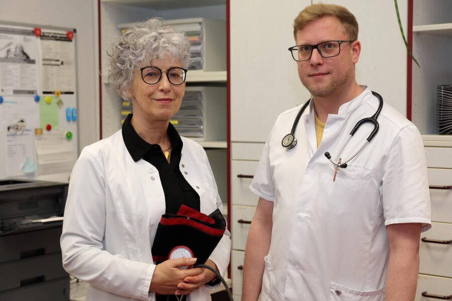 Praxisübernahme im Erzgebirge: Junger Arzt kehrt als Allgemeinmediziner zurück - Dank Evelyn Reinhold-Flemming kam Markus Hamp nach Aue. Die beiden Ärzte sind ein eingespieltes Team.