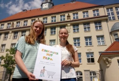 Preis für Comic über den Mangel in der DDR - Die Abiturientinnen Sarah Otto (l.) und Heidi Matthes vom Burgstädter Gymnasium gewannen bei einem Jugendwettbewerb einen 3. Preis. 