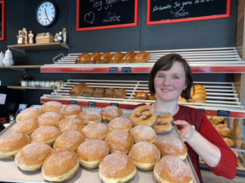 Auf diesem Blech, das Melanie Paulig in der gleichnamigen Bäckerei in Altmittweida an der Dorfstraße ins Bild hält, versteckt sich kein Pfannkuchen mit Senf.