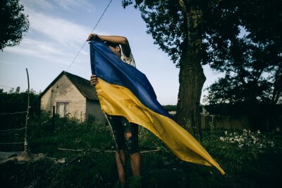 Preise für das Weltpressefoto 2024 vergeben - Das Kind setzt "einen Checkpoint" im Dorf Zelene in der Region Charkiw. Die ukrainische Fotografin Julia Kochetova gewann den ersten Preis für ihr Projekt "Krieg ist persönlich".