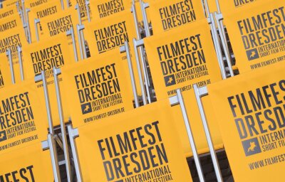 Preise für "La Perra" und "Alien0089" beim Filmfest Dresden - Klappstühle mit der Aufschrift "Filmfest Dresden" stehen auf dem Neumarkt.