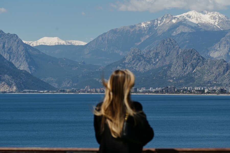 Preise locken Deutsche in den Türkei-Urlaub - Die Aussicht genießen: Die Aussichtsplattform des Alten Hafens von Antalya mit Blick auf die schneebedeckten Berggipfel.